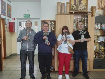 Uczestnicy warsztatów artystycznych prezentujący swoje prace